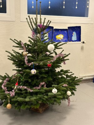 realisation-du-calendrier-de-lavent-et-du-sapin-par-les-eleves-de-la-garderie