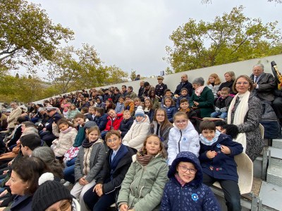 Les enfants dans la tribune officielle